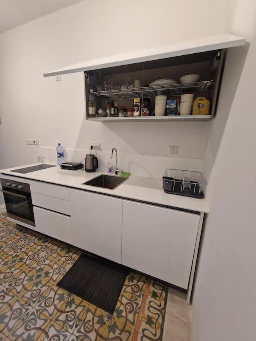 No 60, 2Nd Floor, Centrally Located, Fully Equipped Studio Apt Флориана Экстерьер фото