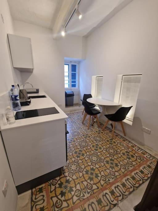 No 60, 2Nd Floor, Centrally Located, Fully Equipped Studio Apt Флориана Экстерьер фото