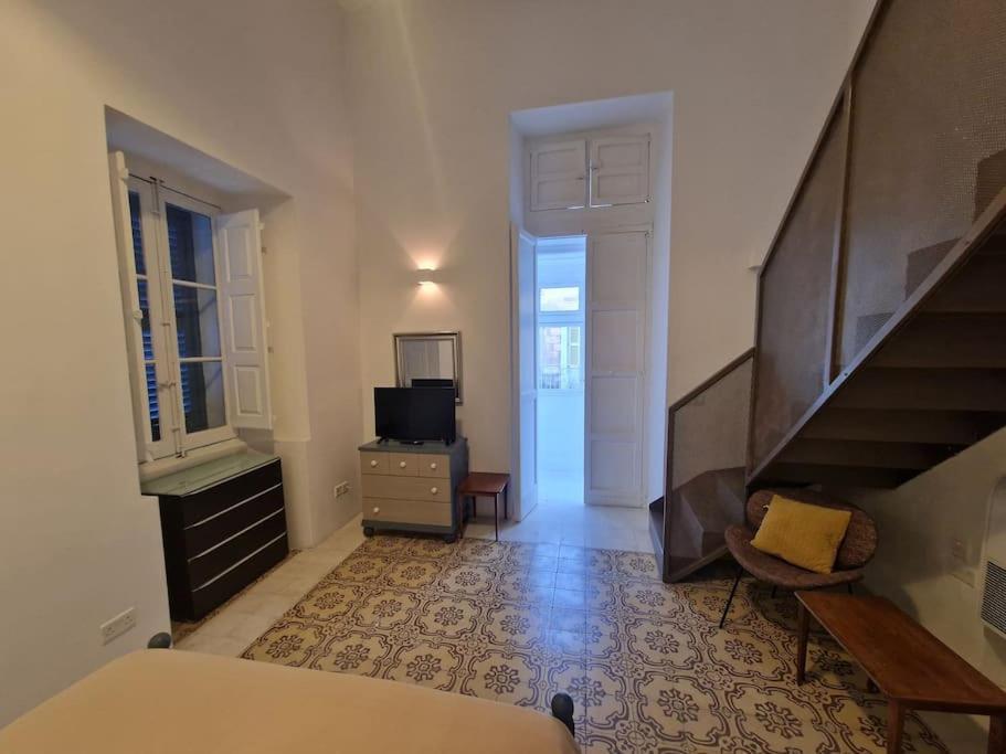 No 60, 2Nd Floor, Centrally Located, Fully Equipped Studio Apt Флориана Экстерьер фото