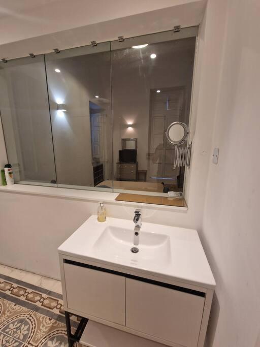 No 60, 2Nd Floor, Centrally Located, Fully Equipped Studio Apt Флориана Экстерьер фото