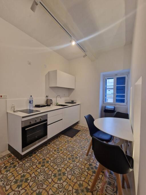No 60, 2Nd Floor, Centrally Located, Fully Equipped Studio Apt Флориана Экстерьер фото